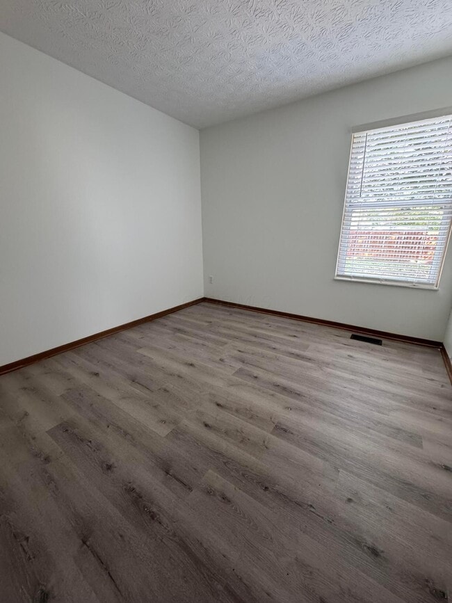 Building Photo - 8000 Leaview Dr