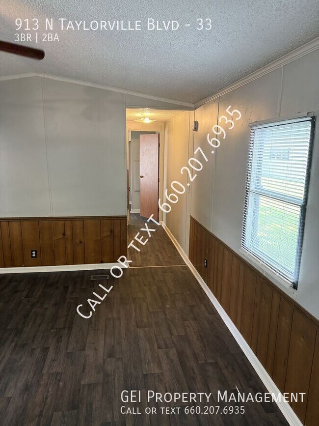 Building Photo - 913 N Taylorville Blvd