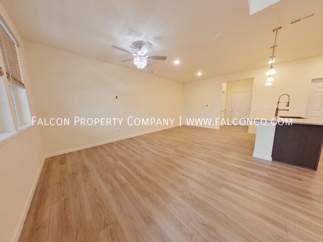 Building Photo - Extraordinary Townhome in Victory Ridge! -...