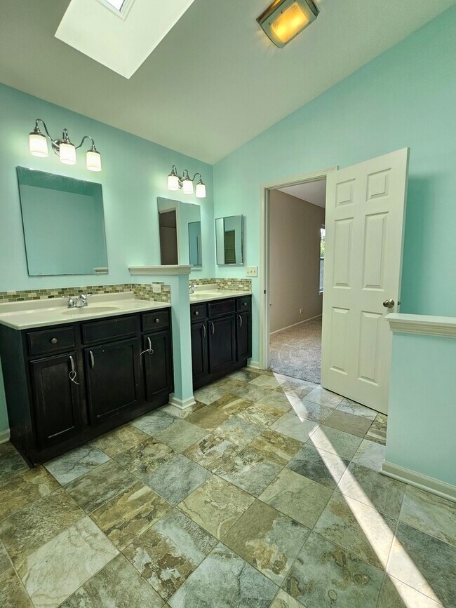 Building Photo - 1136 Larkspur Ct