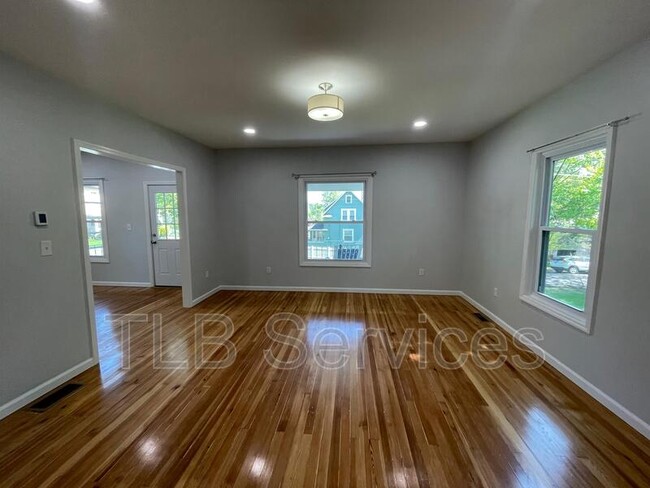 Building Photo - 402 Electric St