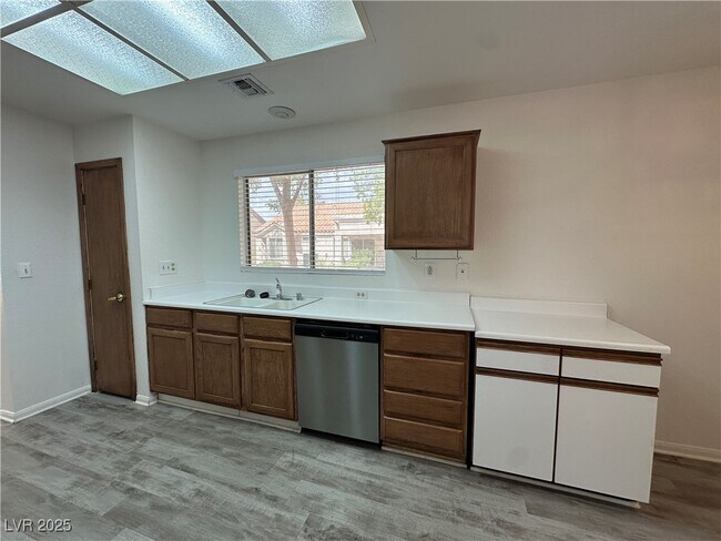 Building Photo - 2419 Desert Glen Dr