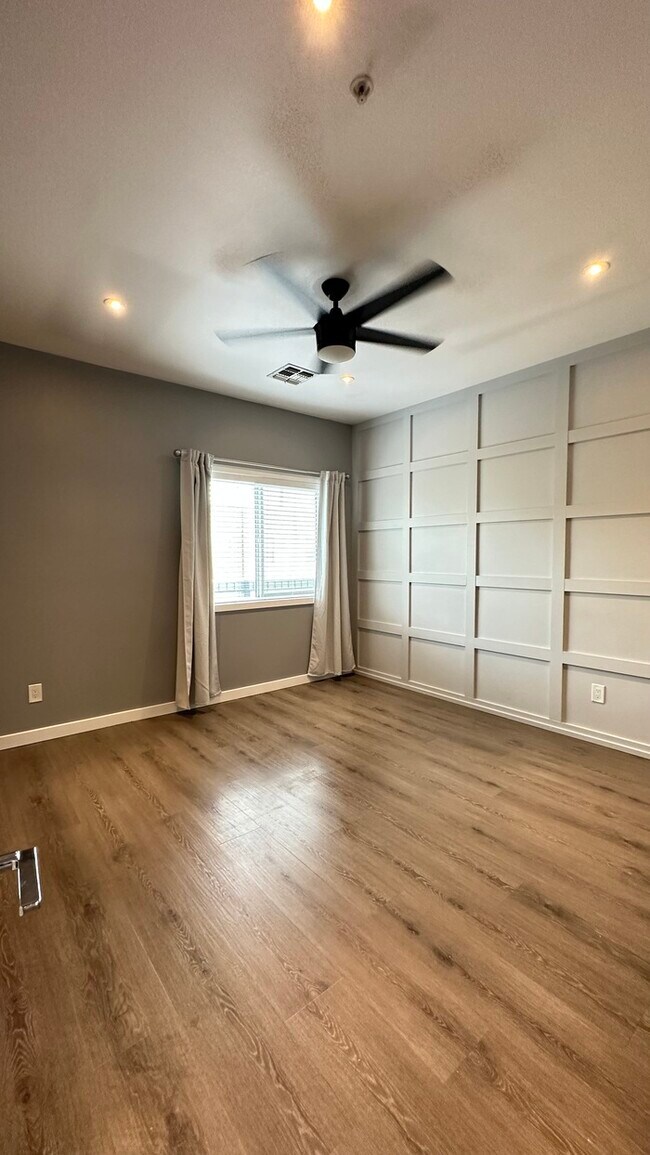 Building Photo - 3/2.5 Condo in Gated Complex