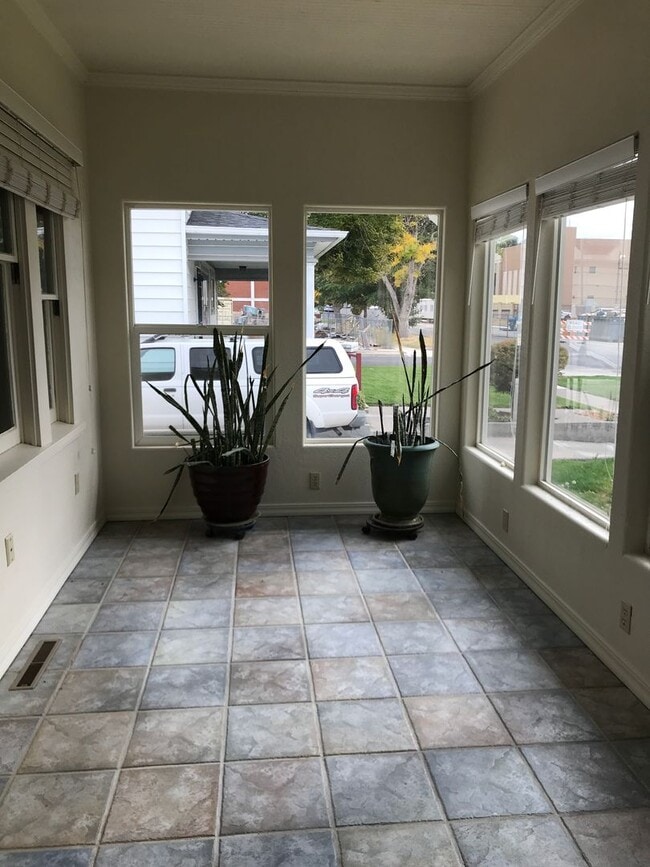 Building Photo - 212 N 6th Ave