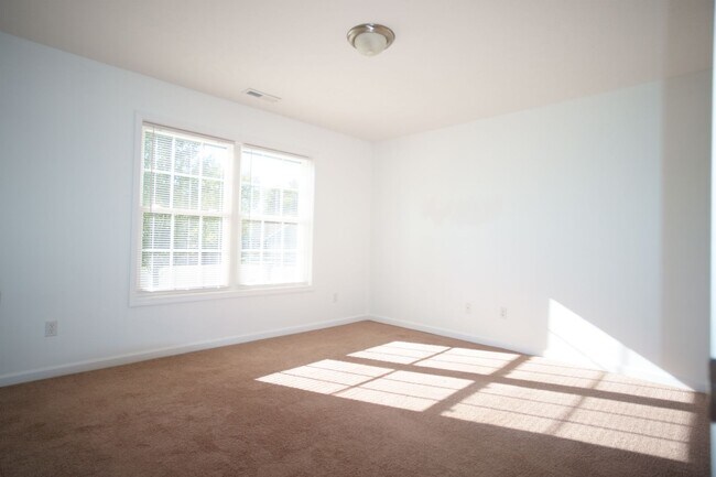 Building Photo - 3 Bed/2 Bath. Master on Main. Close to shopping, US 460, and I-81