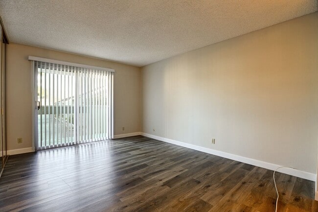 Building Photo - End Unit 2 Bed, 2 Bath Townhouse with Atta...