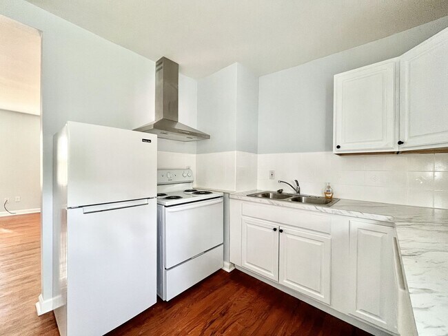 Building Photo - 538 Fremont Ave NW