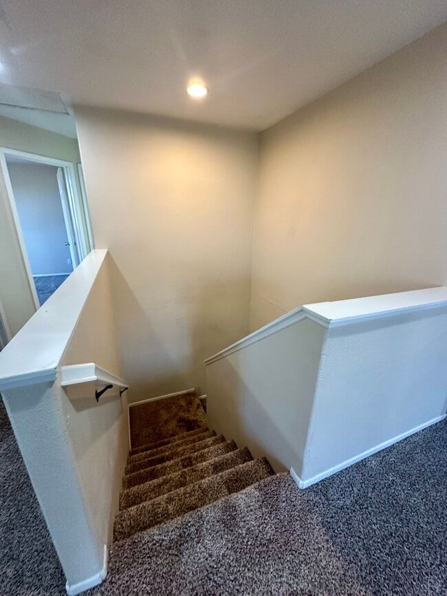 Building Photo - Large 3 bedroom home with loft and large b...