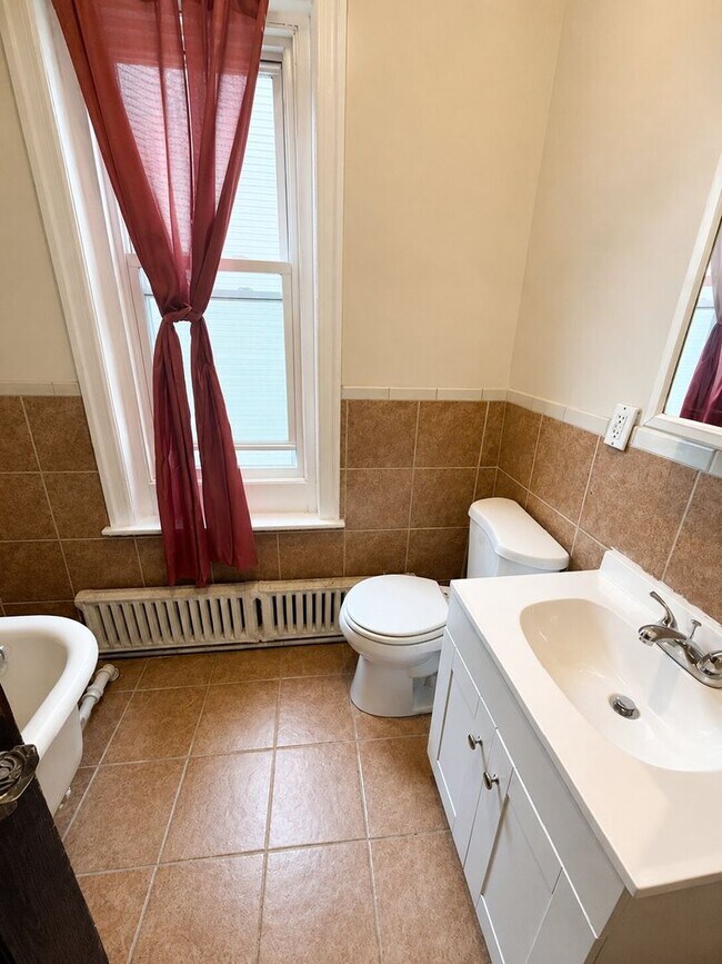 Building Photo - Spacious 6-Bedroom Rental in North Philadelphia | Small Dogs Welcome