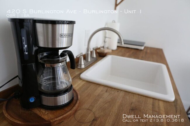 Building Photo - Beautiful Studio Apartment with Kitchenette