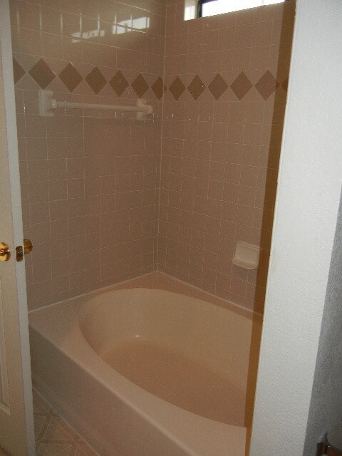 Building Photo - 4 Bedroom 2 Bath