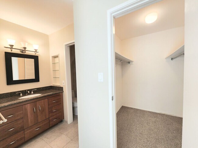 Building Photo - Woodlake two bed, 2 bath