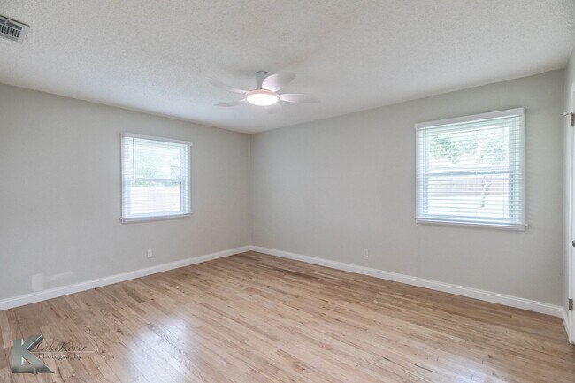 Building Photo - 4 BED, 2 BATH, 2 CAR GARAGE!