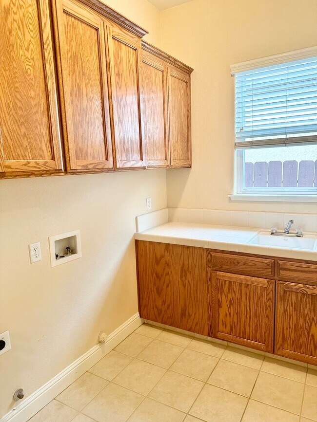 Building Photo - Stunning5 Bedroom North Fresno Granville