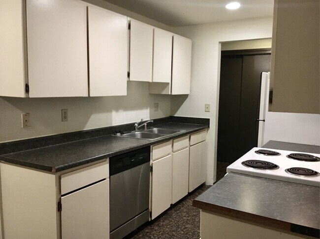 Building Photo - Charming 2BD/1.5BA Corner Unit in Serene, ...
