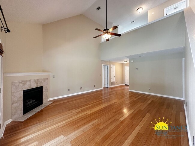 Building Photo - Lakefront home with Enclosed pool centered between Eglin and Hurlburt