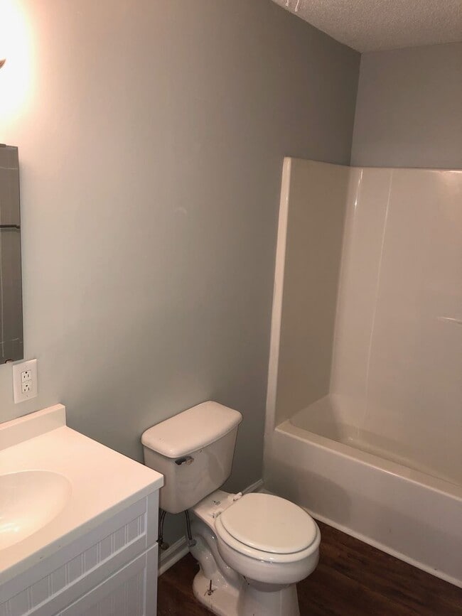 Building Photo - 3 Bedroom 2 bathroom with FROG