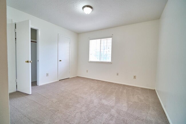 Building Photo - 17006 Summer Dawn Pl