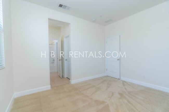 Building Photo - Spacious Elegance: 4-Bedroom with 3.5 Baths in Manteca