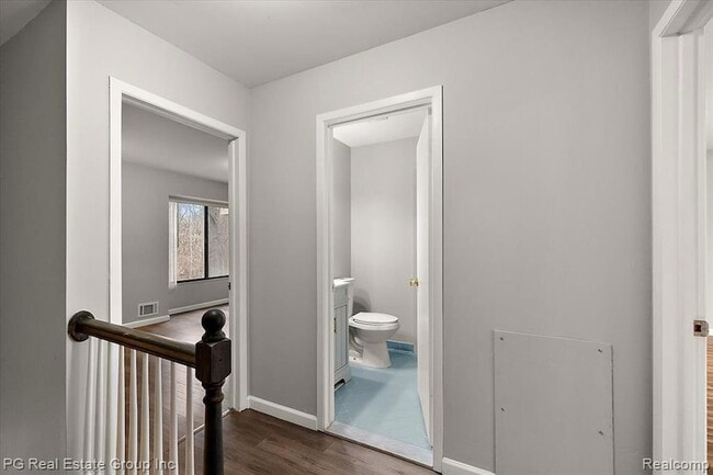 Building Photo - 1432 Oakbrook E Dr