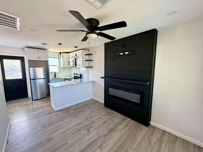 Building Photo - 1447 E Mountain View Rd