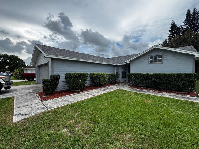 Building Photo - Updated & Spacious Home