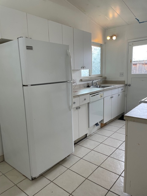 Kitchen with dish washer, refrigerator - 3123 Alma St