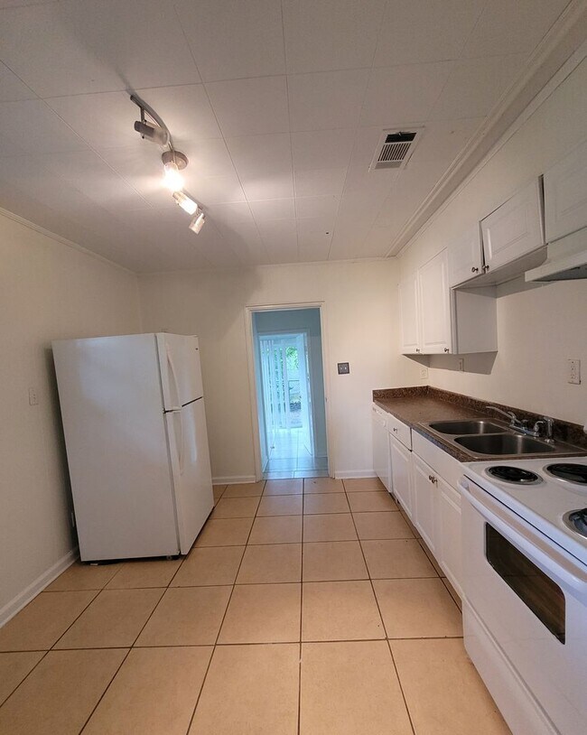 Building Photo - MOVE IN SPECIAL: Waived $350 Cleaning Fee!...