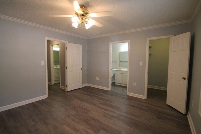 Building Photo - 806 Beech Dr