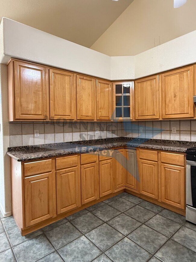 Building Photo - 4 bedroom, 4 bath house - Must see landscaping!