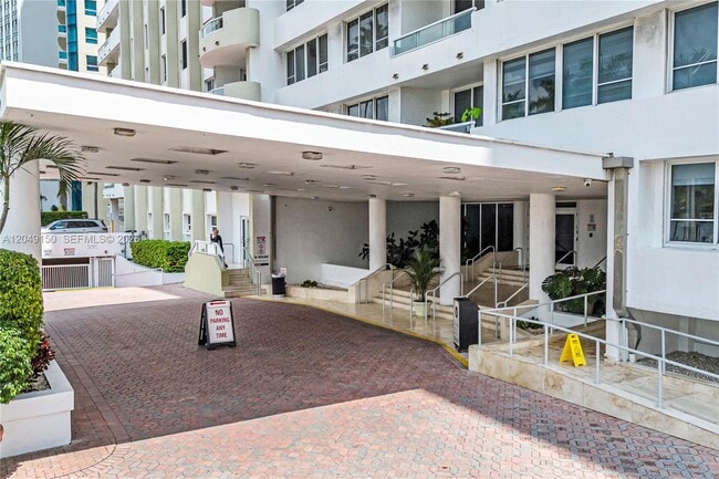 Building Photo - 5005 Collins Ave