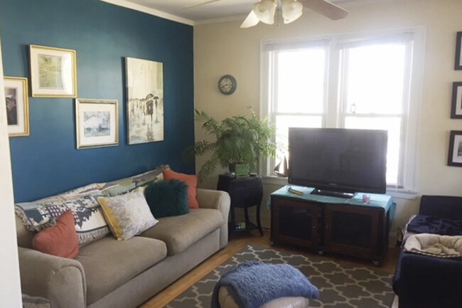 Building Photo - 733 Elm St