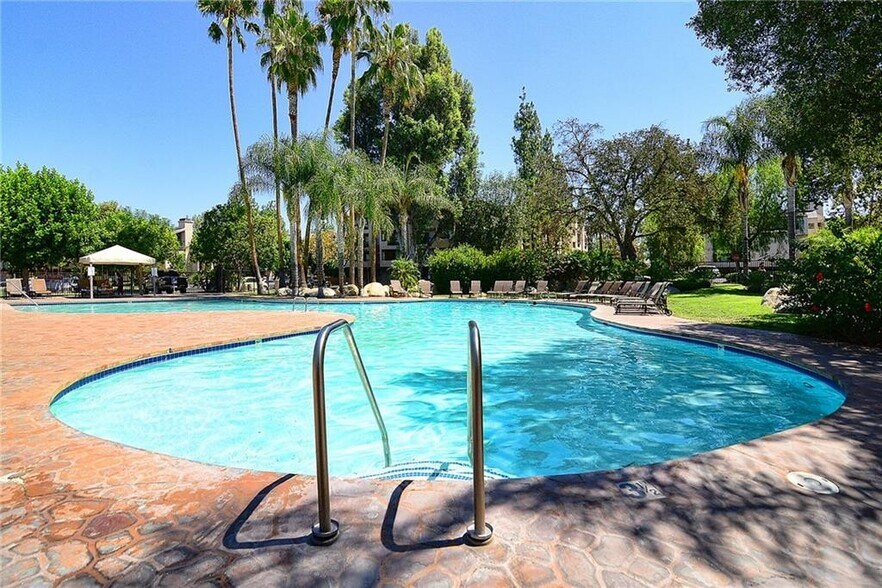 Building Photo - 21520 Burbank Blvd