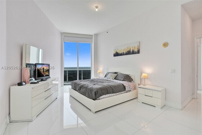 Building Photo - 16001 Collins Ave
