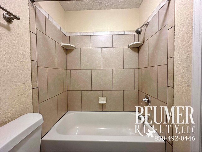 Building Photo - Townhome located minutes from beaches and NAS