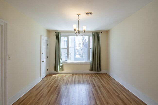 Building Photo - 1546 W North Ave
