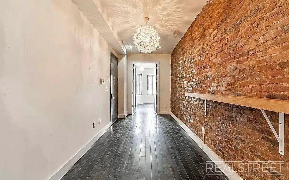 Building Photo - Putnam Ave