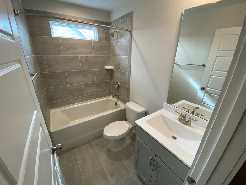 Building Photo - Room in House on Merrick St