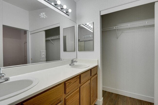 Building Photo - Charming Single-Story in Silverado Ranch!