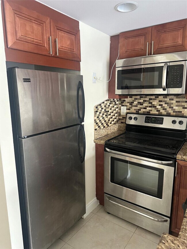 Building Photo - 2900 NE 30th St