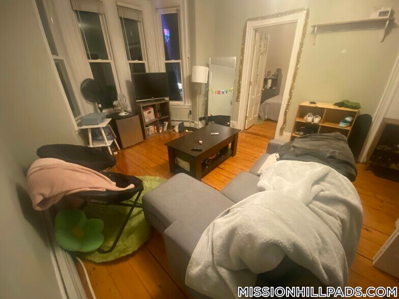 Building Photo - 44 Delle Ave