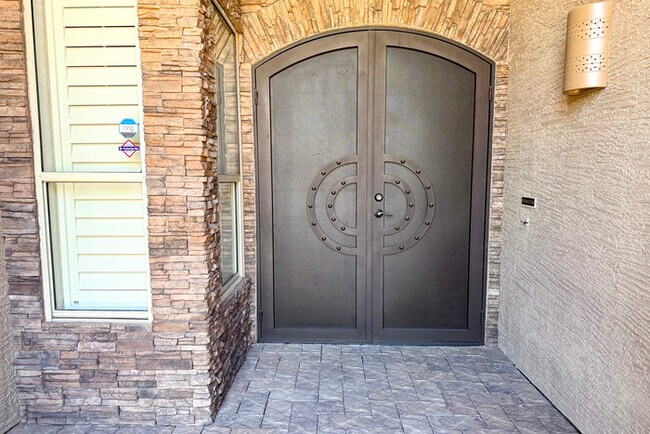 Building Photo - 3Bed/2.5 Ba House in Gated Community in No...