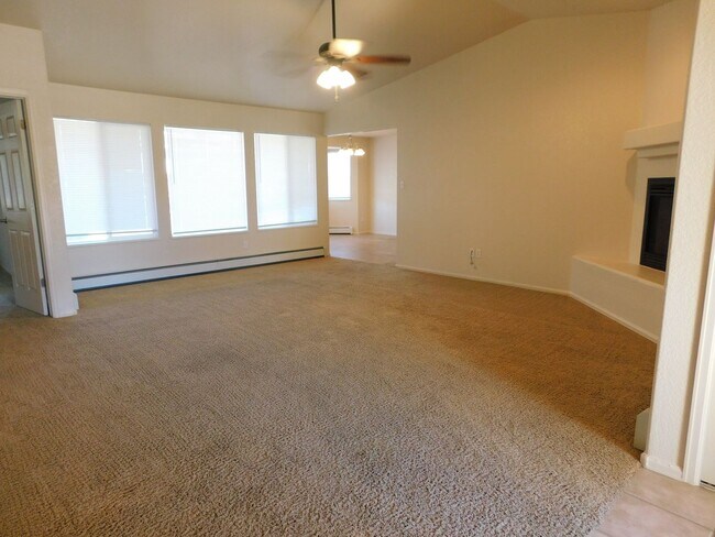 Building Photo - Spacious Home in Dove Creek Sub-Division