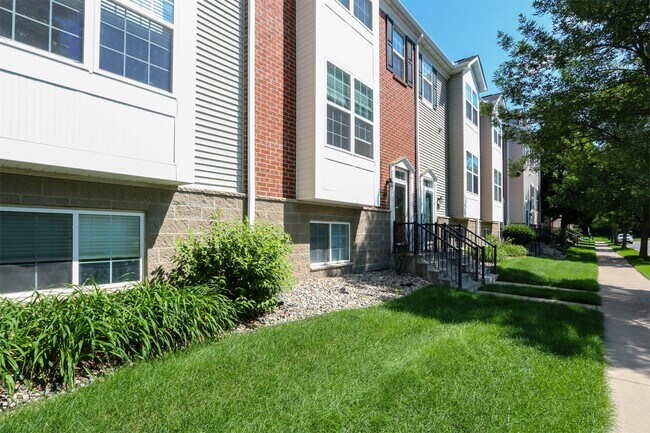 Building Photo - 8033 Stratford Cir S