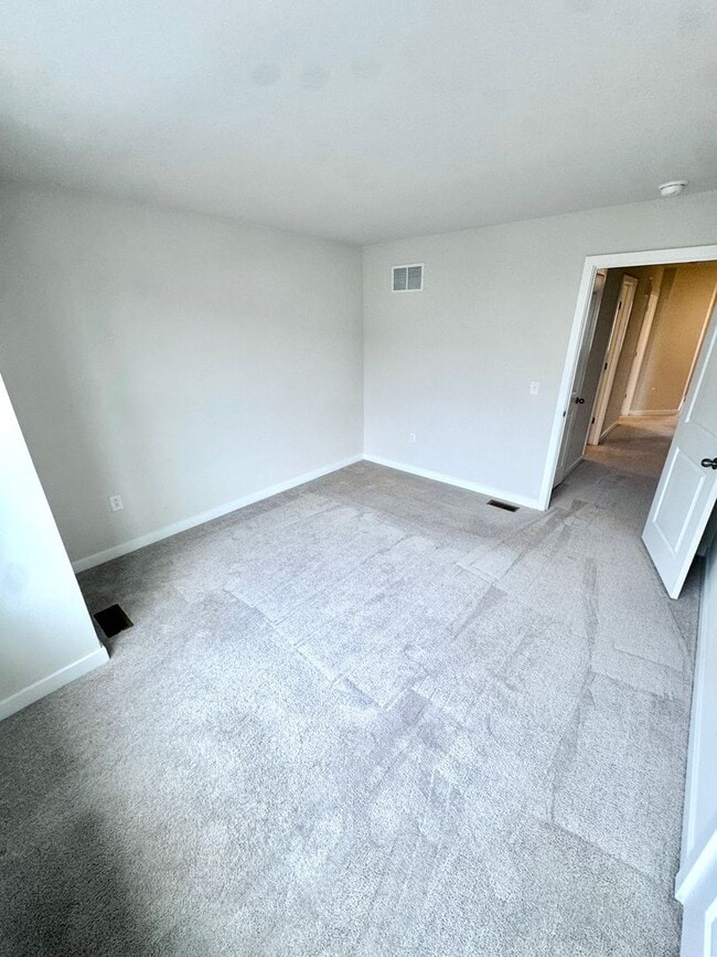 Building Photo - THREE BEDROOM/2.5 BATH TOWNHOME in Southern Lehigh School District