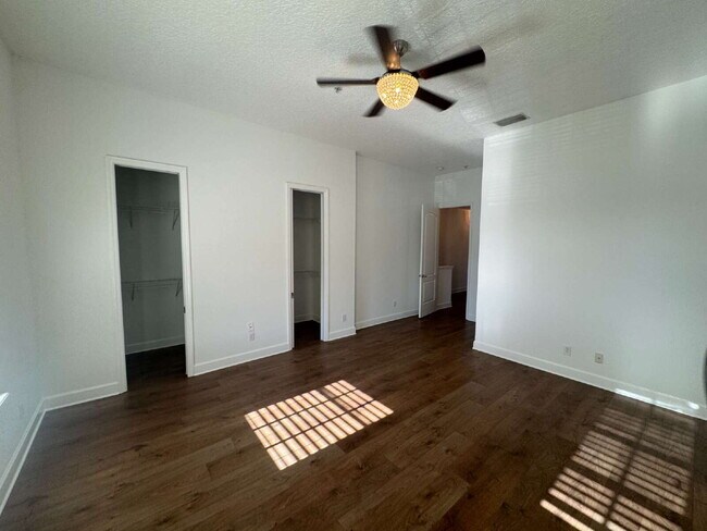 Building Photo - "Spacious 3-Bed Townhouse Retreat in Tampa's Heart - Modern Comforts Await!"