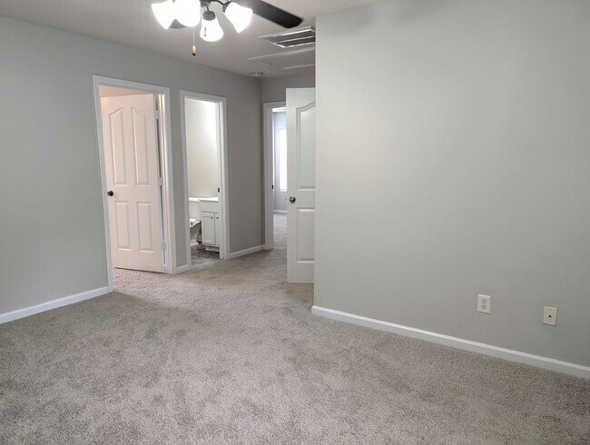 Building Photo - Pristine home located in the Pinebrook Com...
