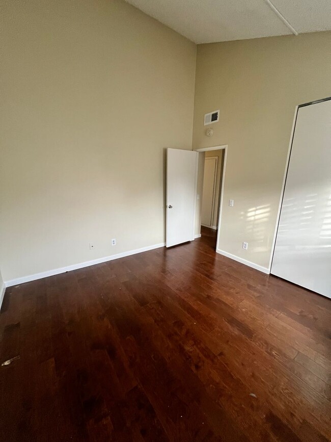 Building Photo - Newbury Park - Two bedroom, one bathroom c...