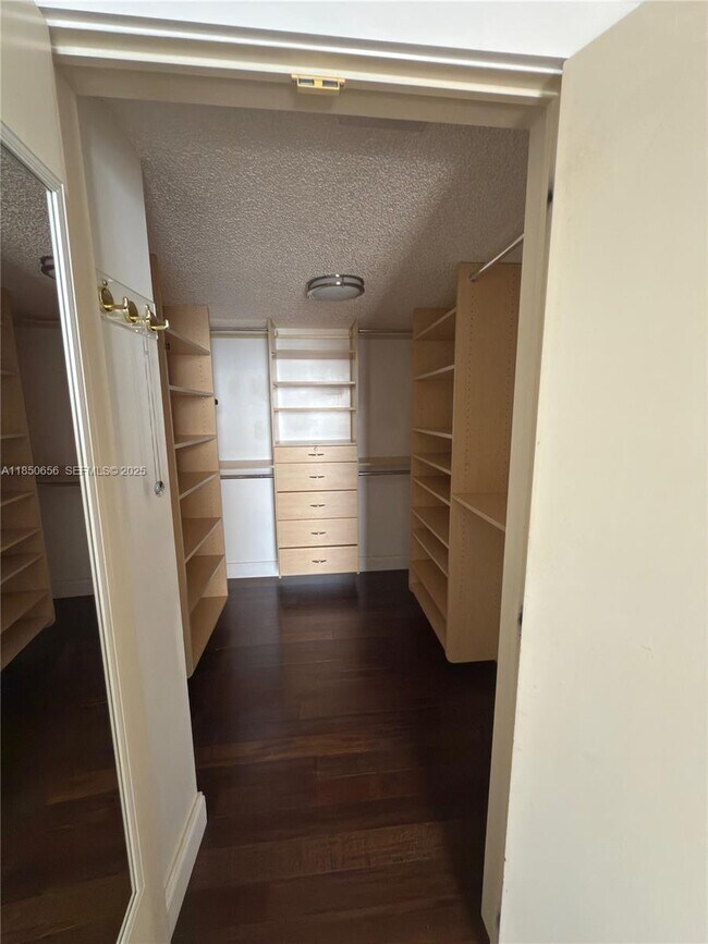 Building Photo - 540 Brickell Key Dr