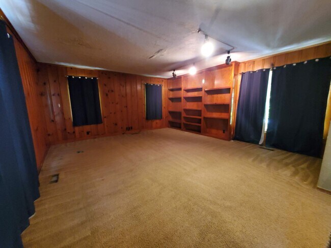 Building Photo - Pre-Leasing for Mid-June 2025! (2) Living ...
